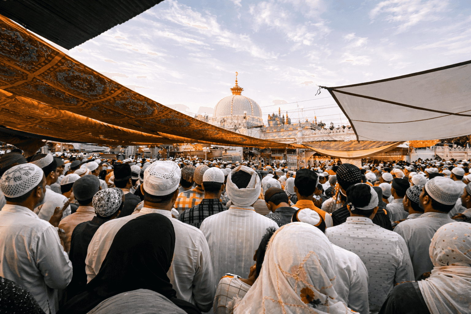 devotees at ajmer sharif dargah (1)